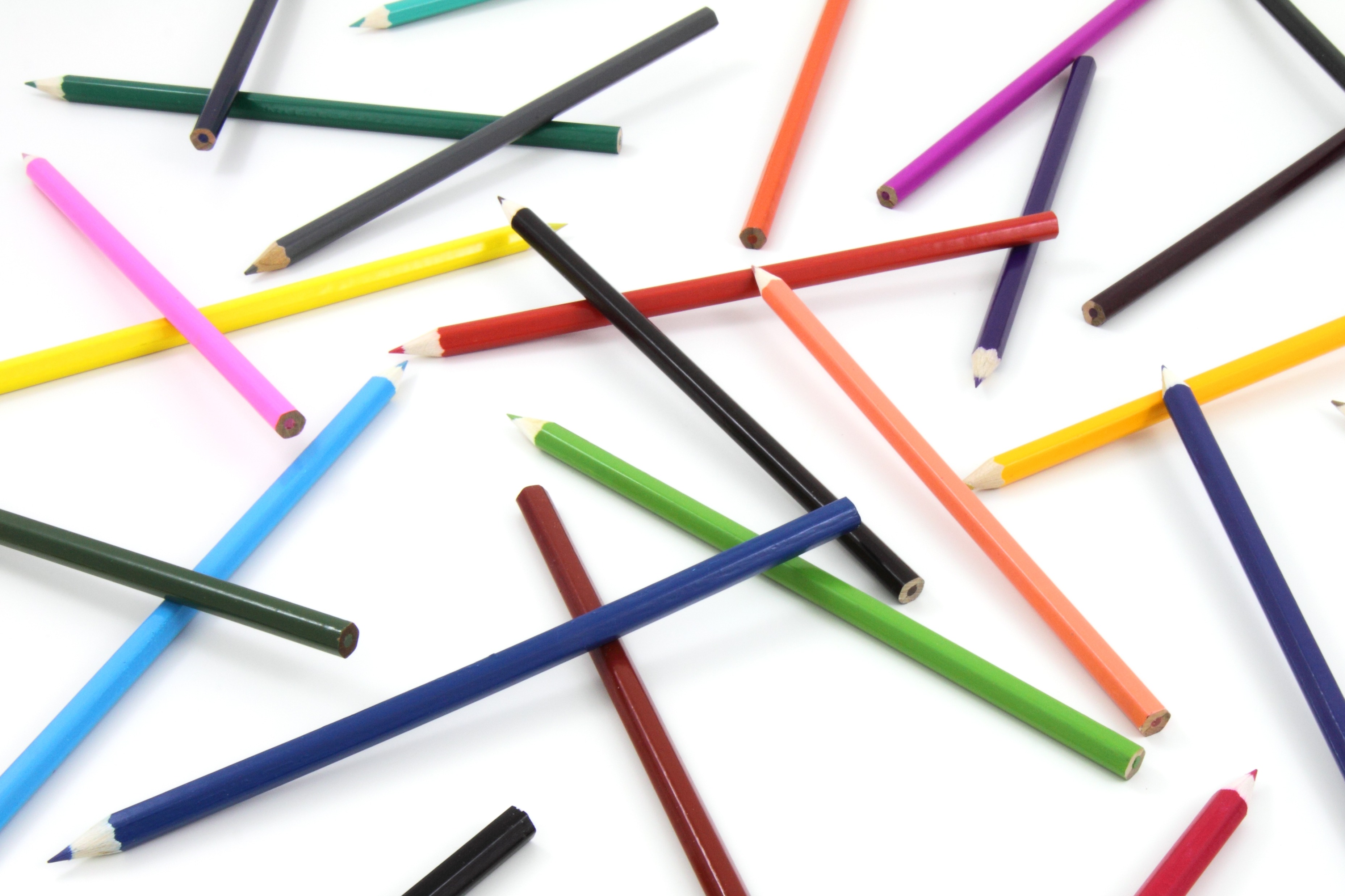 Lápices de colores sobre la mesa