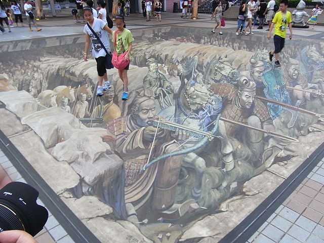 Anamorfosis Museo de Historia de Hong Kong: Dibujo en el suelo que visto desde una esquina concreta muestra, con asombroso realismo, una imagen tridimensional que es una interpretación de los guerreros de terracota.