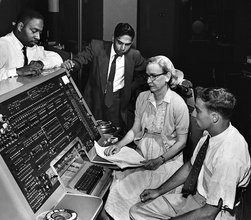 Grace Hopper en el puesto de control de la computadora UNIVAC I