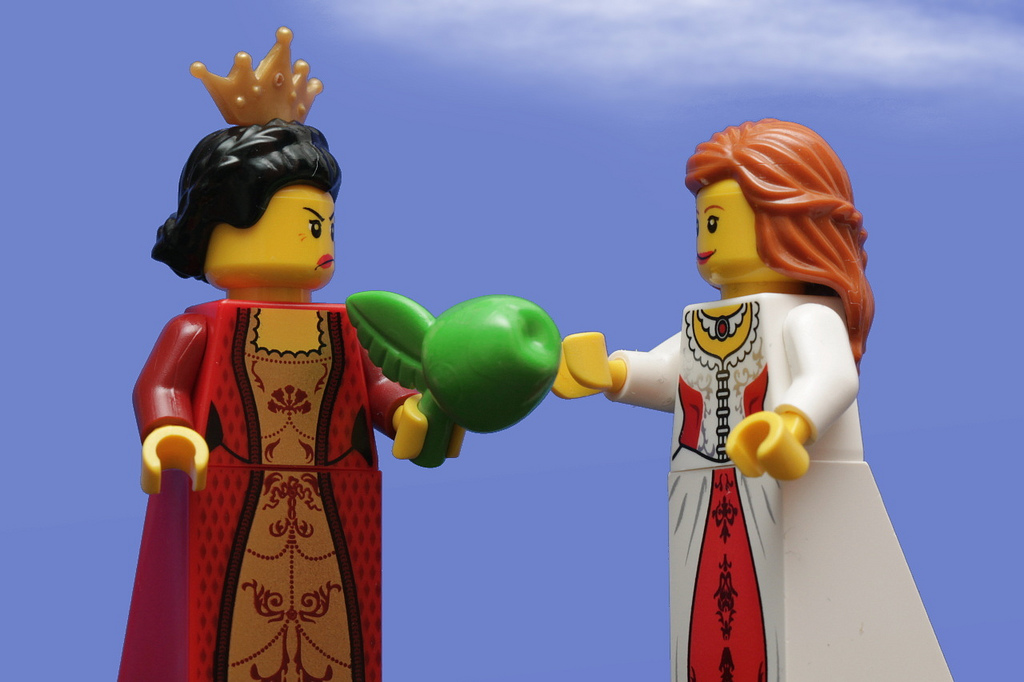 La madrastra dando una manzana a Blancanieves, en figuras de Lego.